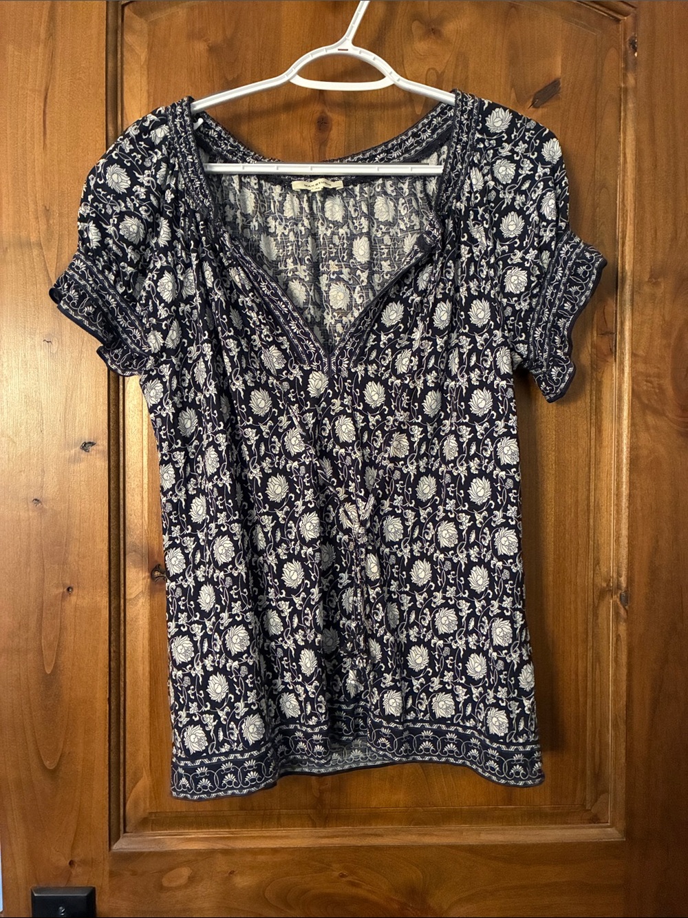 Women's Navy and Ivory Floral Short Sleeve V-Neck Top